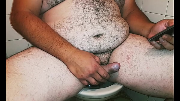 Gordo macho oso mira porno en el celular y se masturba