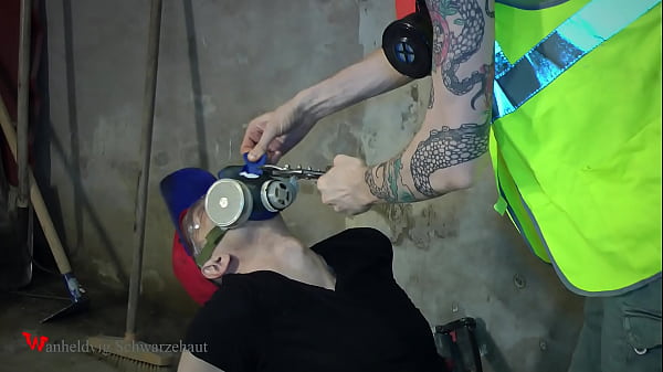 Nicky deepthroat DENK in gasmask