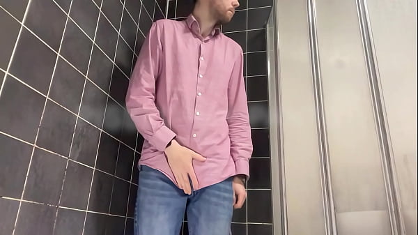 Pants pissing desperation: jjreilly79 pisses his jeans in the shower