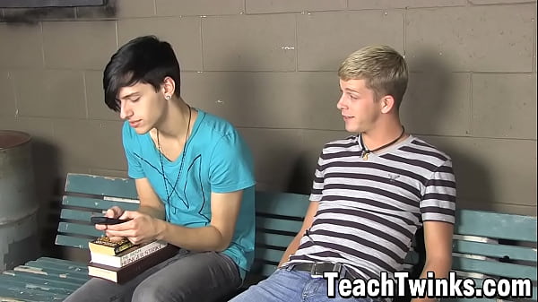 Twinks Kayden Daniels and Jae Landen anal pound in classroom